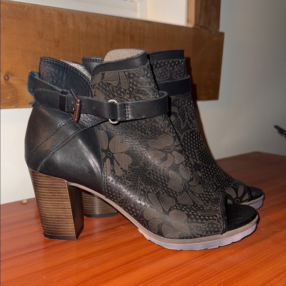 Felmini Falling in Love Leather Booties Size 9